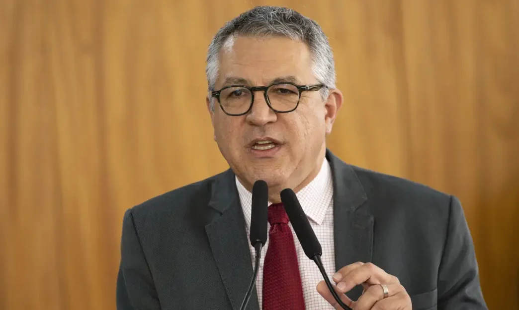 Intoxicação por metanol deve crescer nos próximos dias, alerta ministro da Saúde