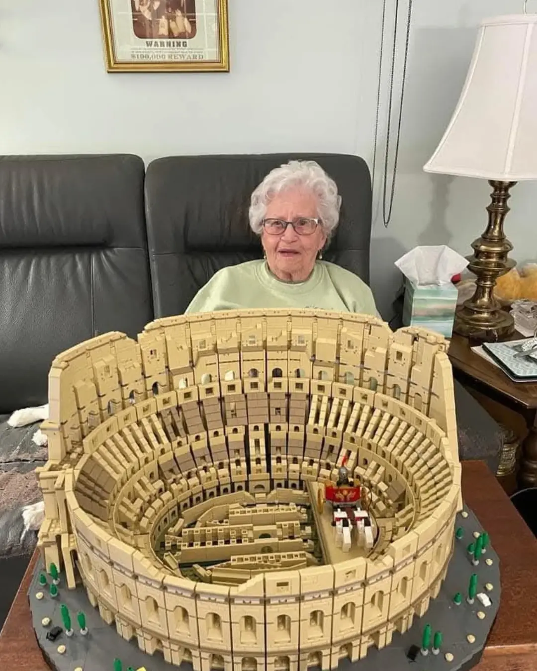 Idosa de 97 anos viraliza ao transformar peças de LEGO em verdadeiras obras de arte
