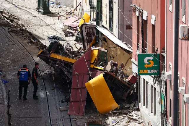 Brasileiro está entre feridos em grave acidente de bondinho em Lisboa que deixou 16 mortos