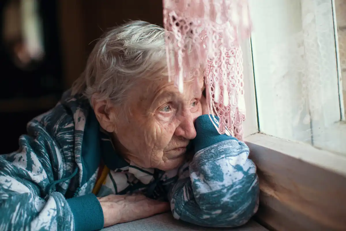 Pessoas solitárias têm o dobro de risco de desenvolver Alzheimer, aponta pesquisa