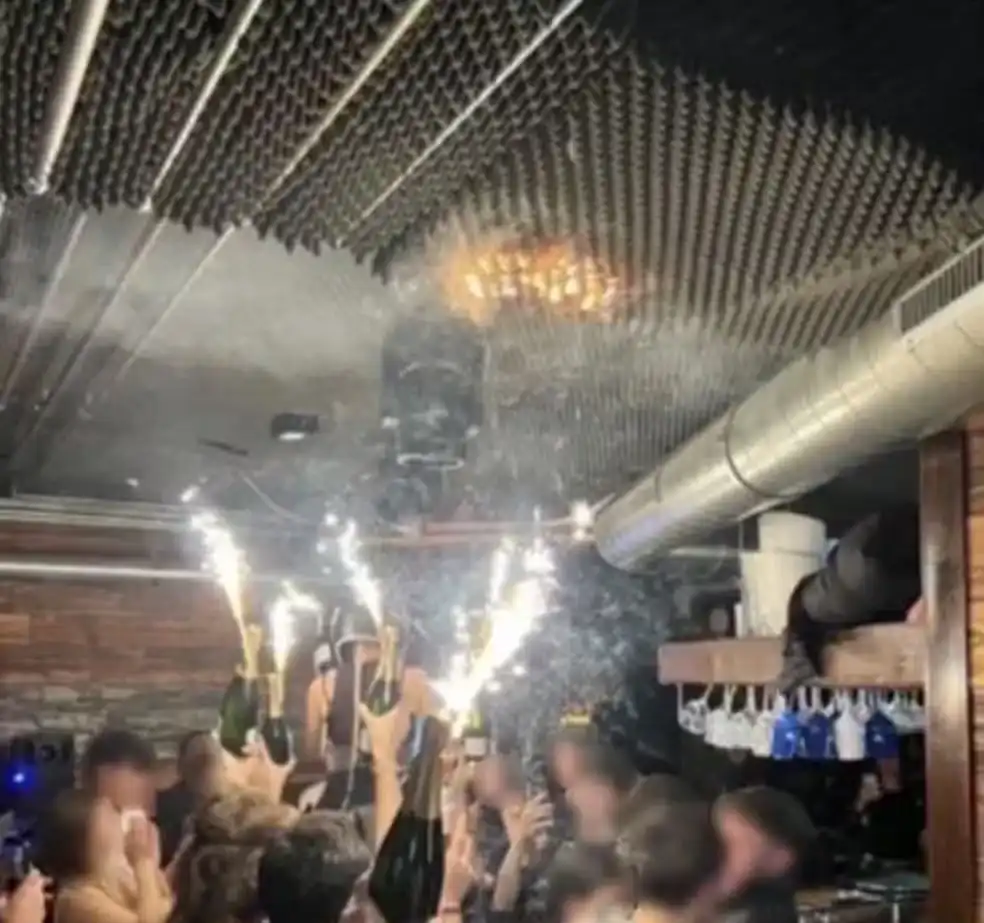 Dono de bar atingido por incêndio em festa de Ano-Novo na Suíça diz que normas foram respeitadas 