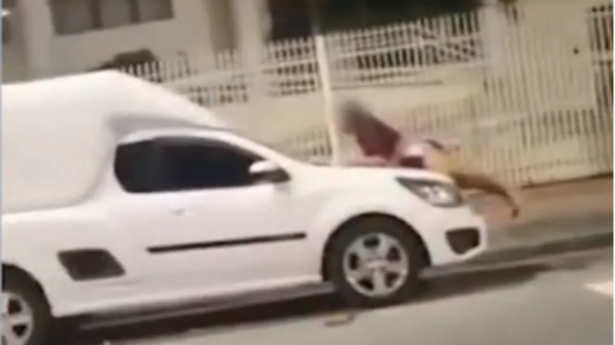 Mulher é arrastada no capô de carro durante briga em São José