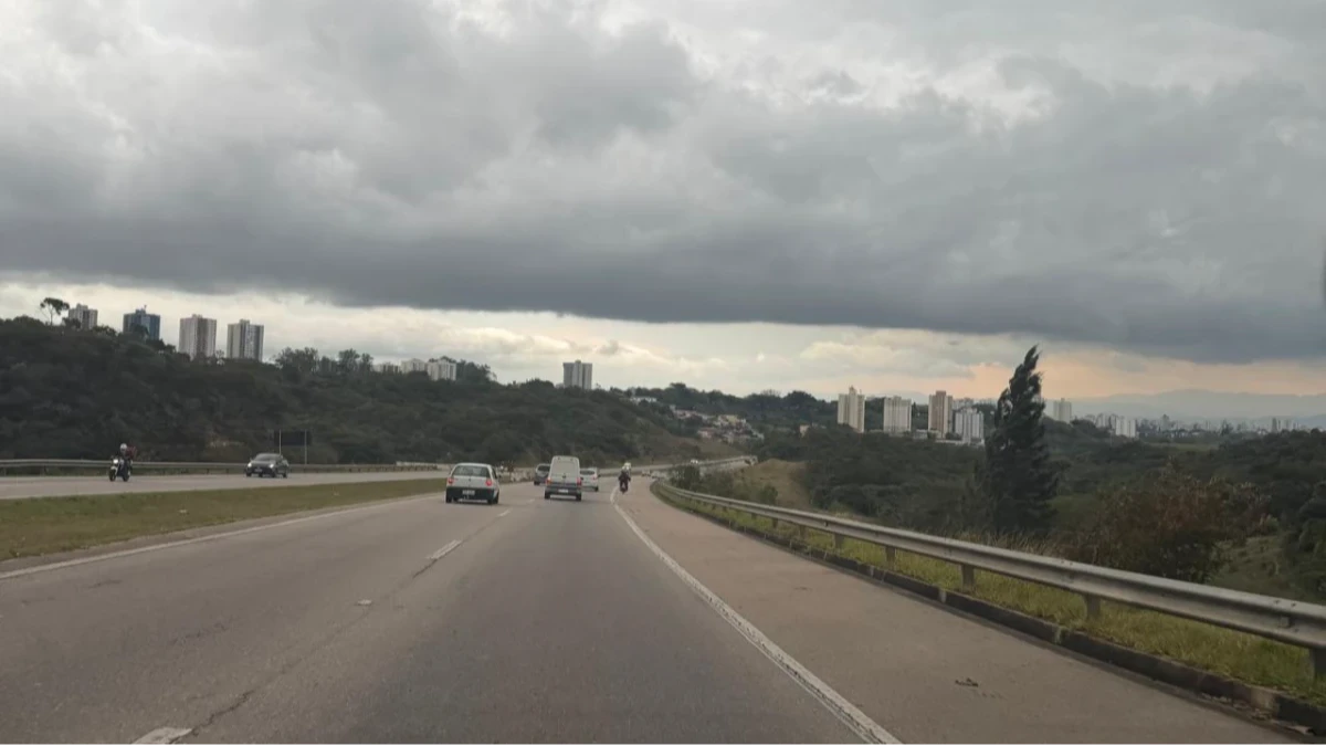 Celulares de São José e Jacareí recebem alerta severo de chuva