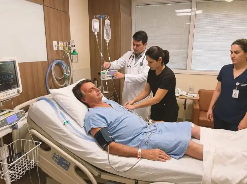 Bolsonaro passa por nova cirurgia para tratar soluços e Michelle pede orações