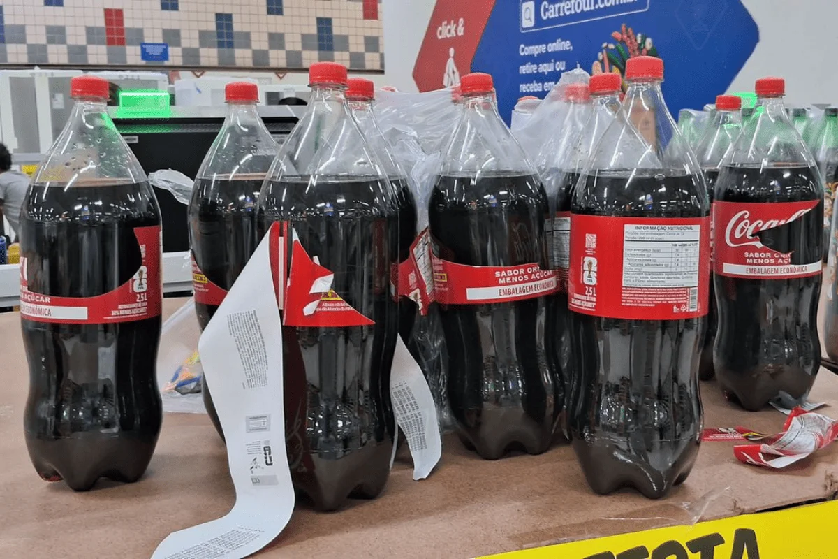 Supermercados estão sendo alvo de furtos de rótulos de coca-cola por figurinhas