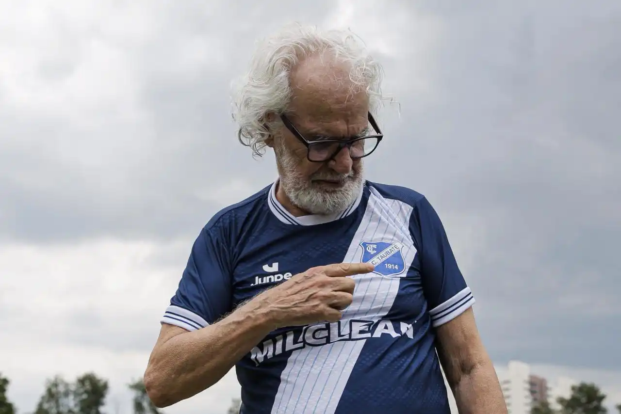 EC Taubaté homenageia Renato Teixeira com novo uniforme e placa no Joaquinzão 
