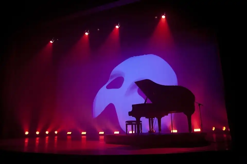 Peça gratuita traz músicas famosas da Broadway para São José