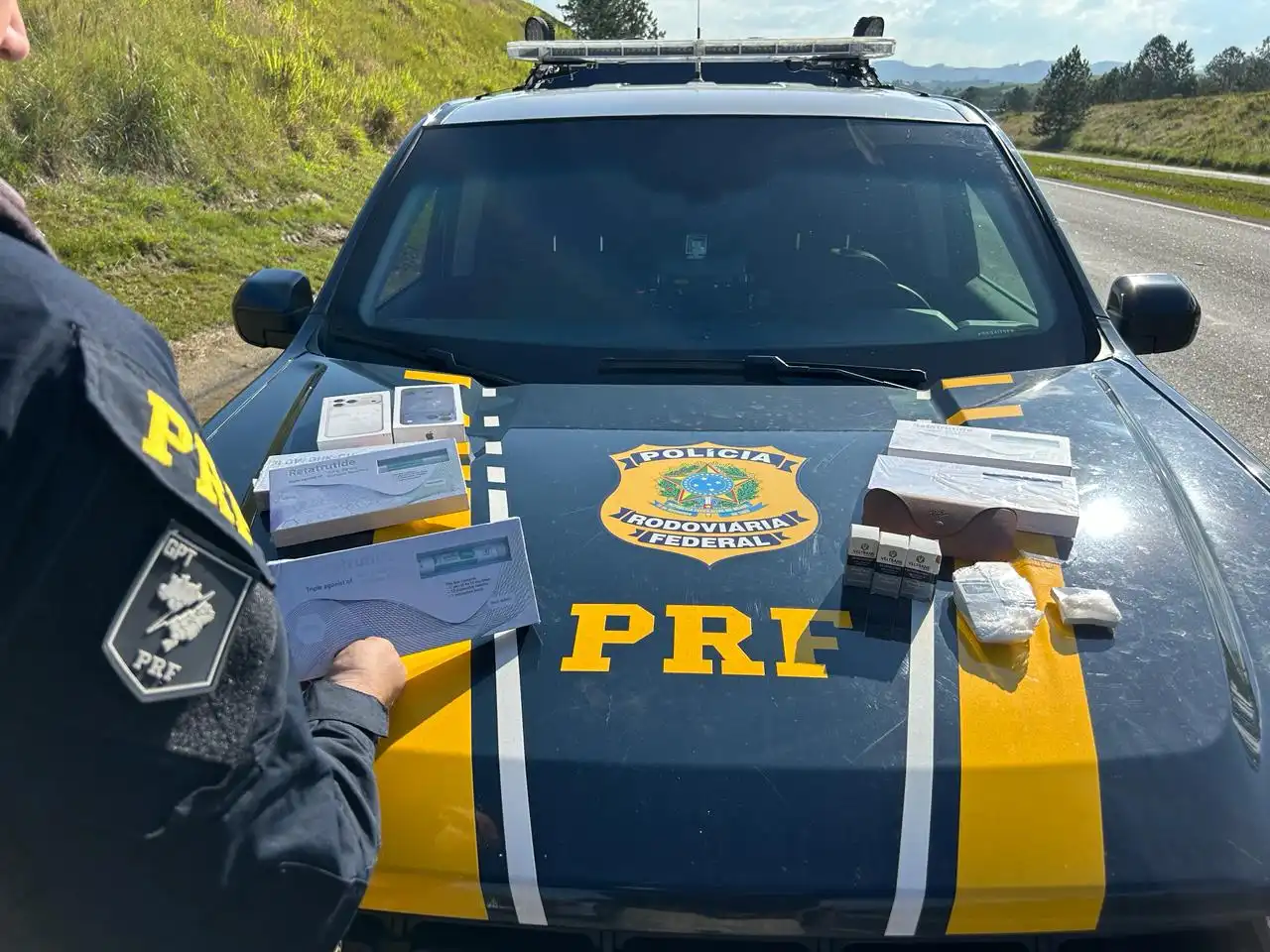 PRF apreende canetas emagrecedoras e prende pilotocomercial de 43 anos em Jacareí