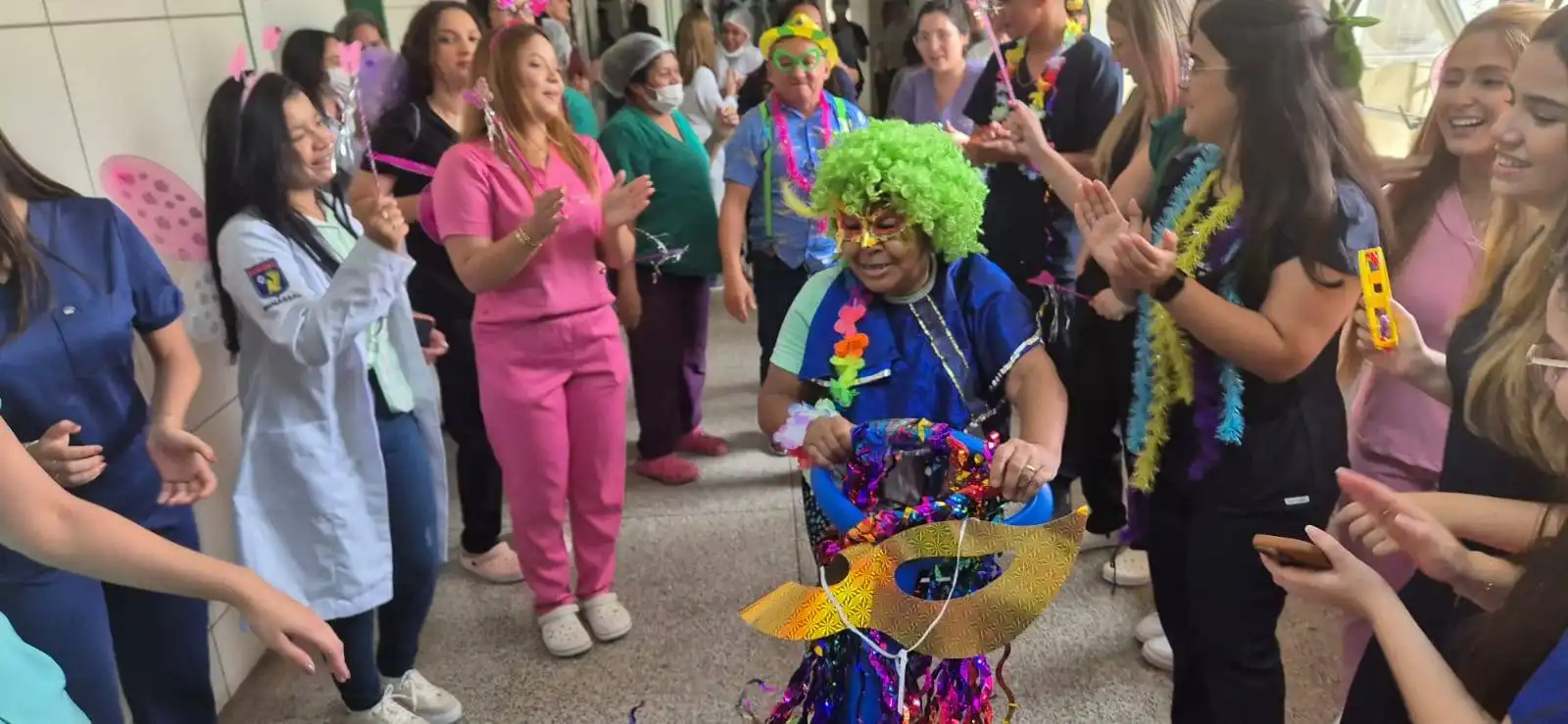 Carnaval chega a hospital e leva momento de alegria a crianças internadas