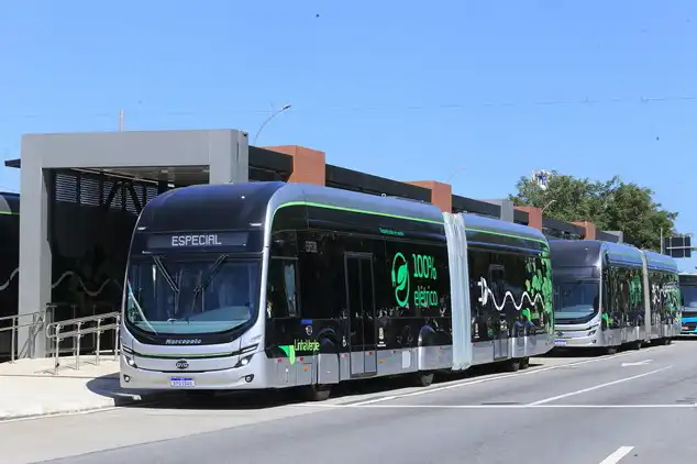 Jovens ficam feridos durante roubo em ônibus da Linha Verde em São José dos Campos