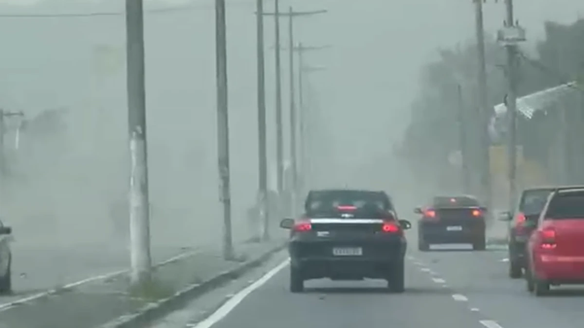 Ventania faz estruturas metálicas voarem em Caraguatatuba