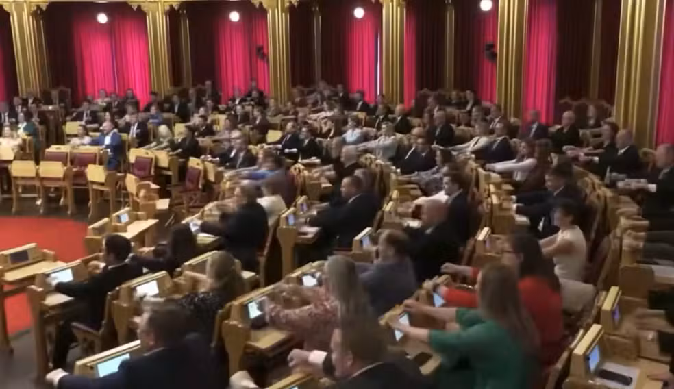 Parlamentares da Noruega imitam torcida e fazem “remada viking” durante sessão