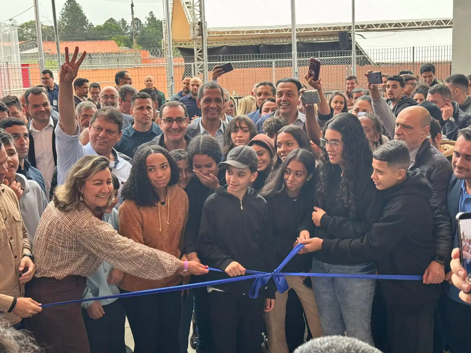 Governador Tarcísio realiza entrega de escola, primeira do Vale em parceria público-privada