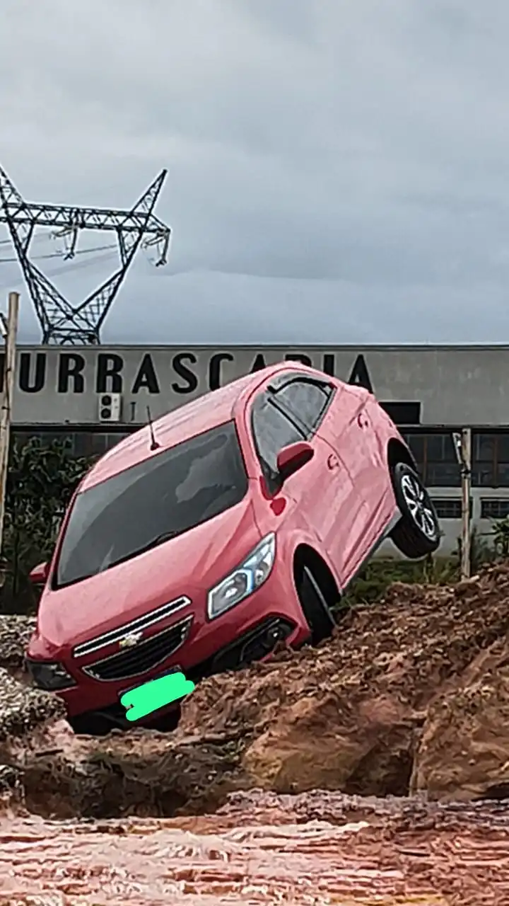 VÍDEO: Carros atolados em terreno de circo no Anel Viário em São José dos Campos