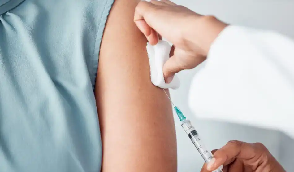 Vacinação chega a condomínios e leva imunização até os moradores