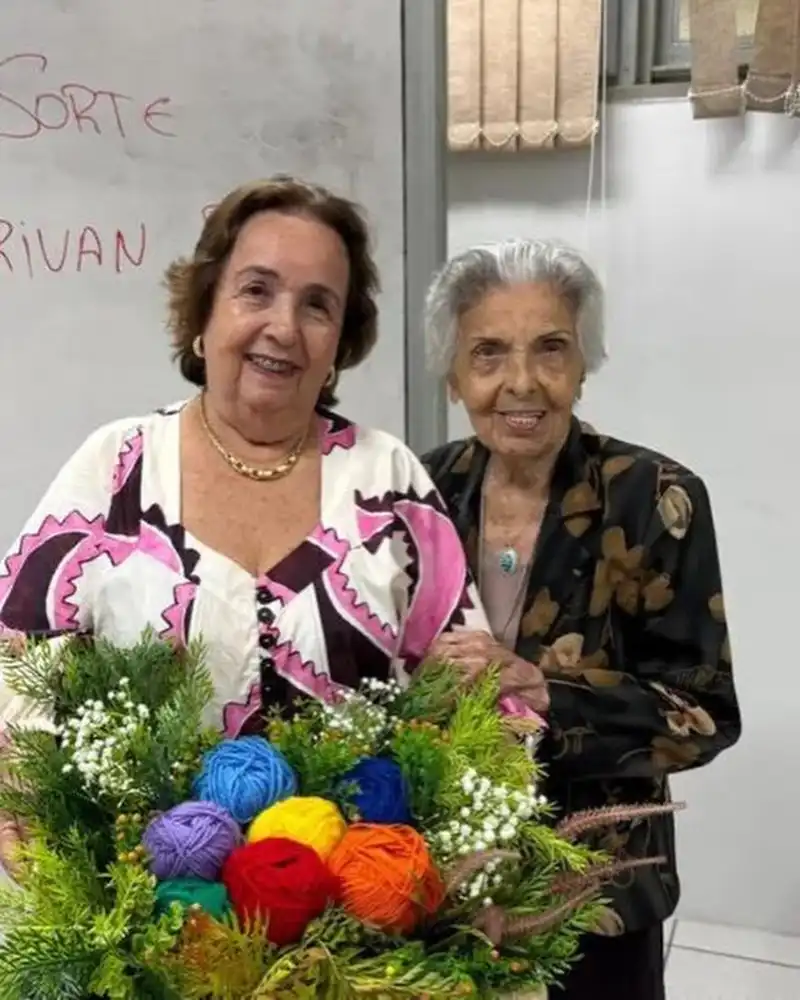Aos 77 anos, idosa emociona ao defender TCC com a mãe de 98 anos na plateia