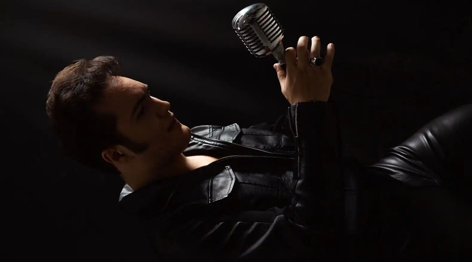 Tributo a Elvis Presley no palco do Teatro Colinas