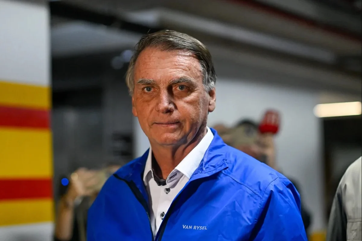 Bolsonaro cai e bate a cabeça em cela da Polícia Federal, diz Michelle Bolsonaro