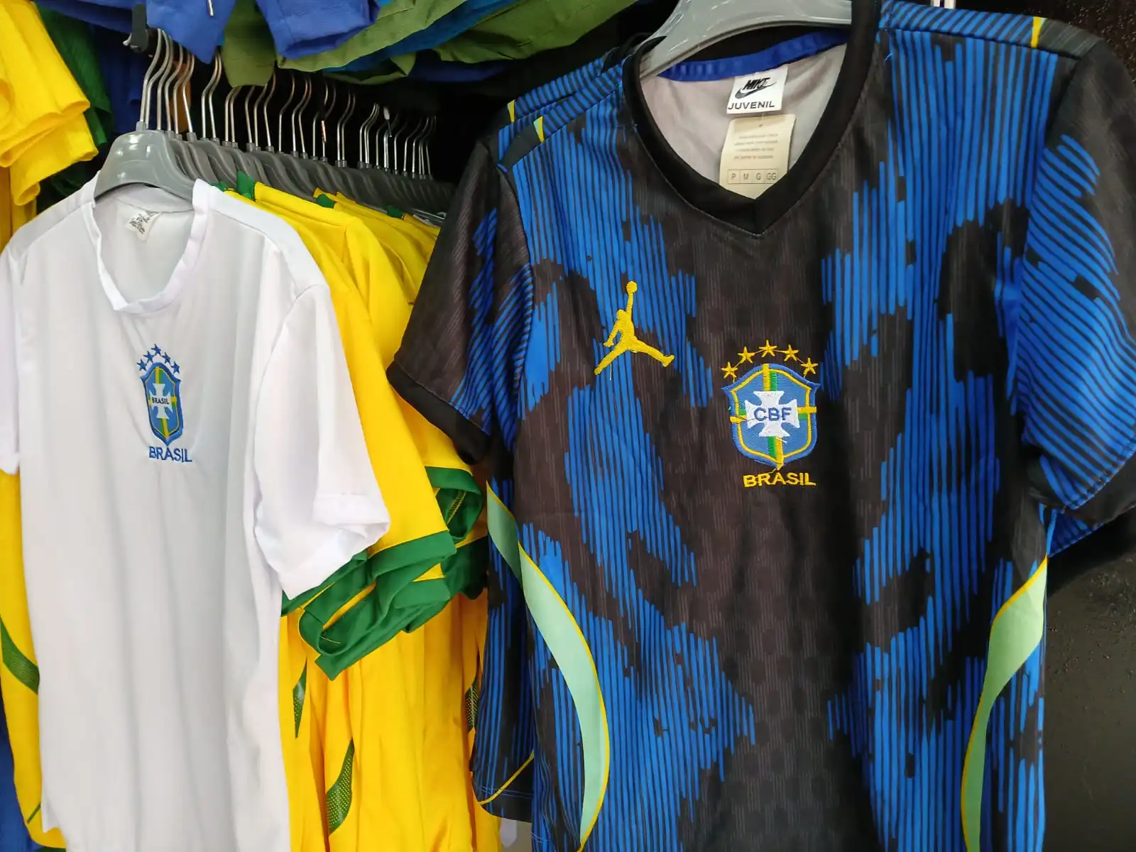 Convocação de Neymar pega camelôs de surpresa: camisas com o nome do jogador somem da 25 de Março