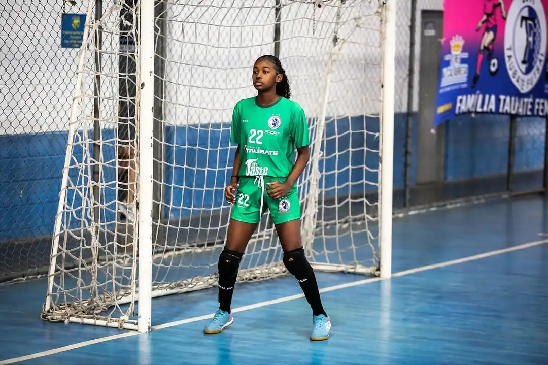 Jovem de Lorena se torna goleira do Corinthians e busca patrocínio