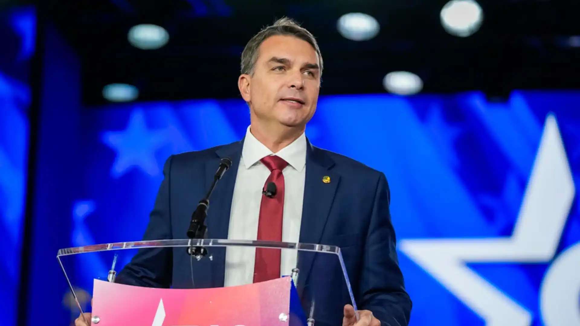 Flávio perde 6 pontos em nova pesquisa após áudios enviados a Vorcaro