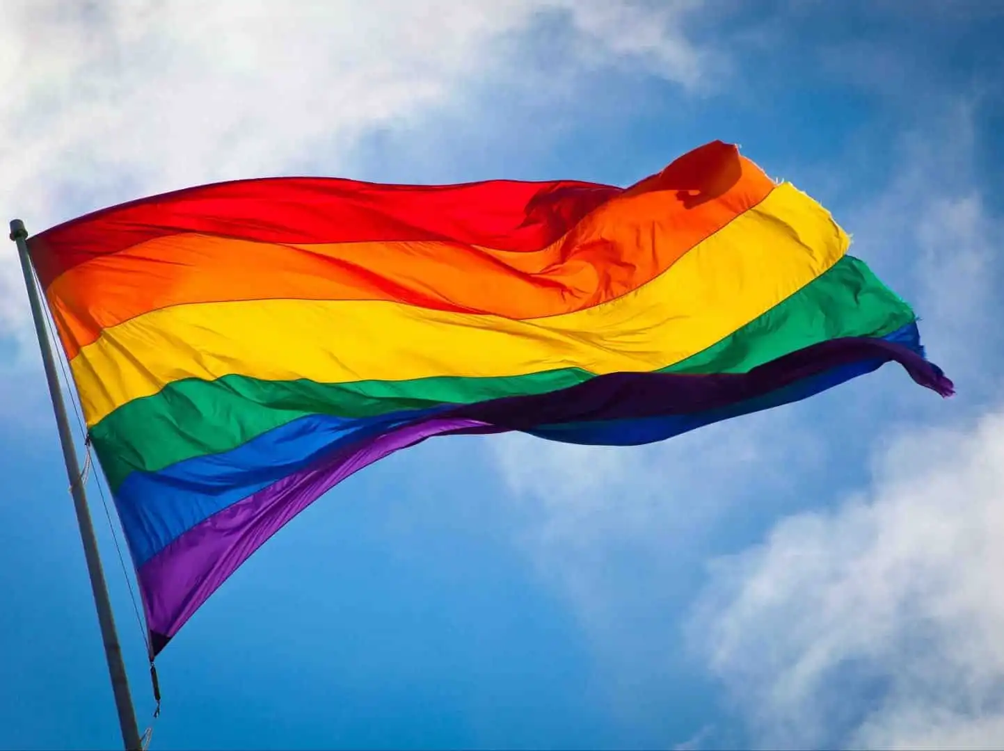 Justiça autoriza bloqueio hormonal para adolescente trans de 13 anos