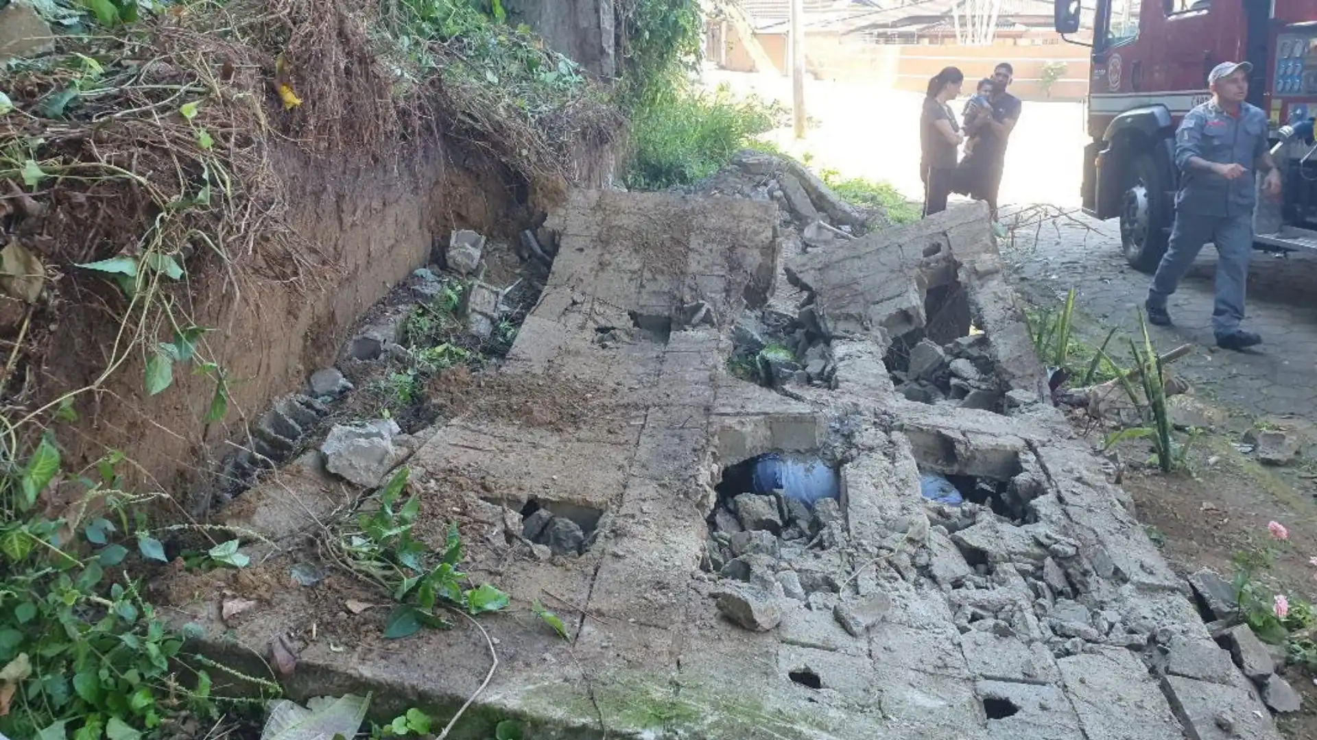 Idoso morre ao ser atingido por muro em bairro de Caraguatatuba