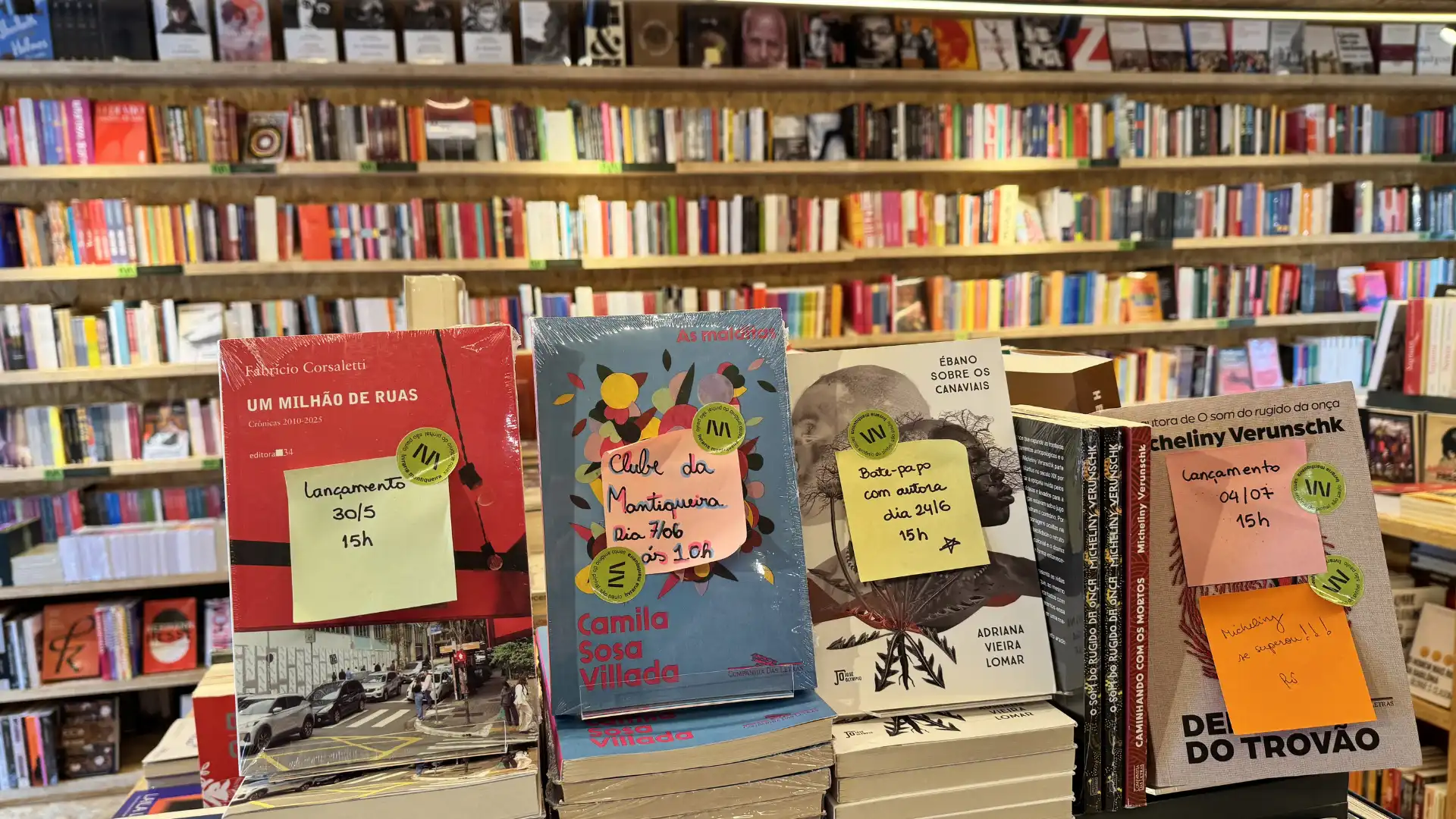 Livraria de São José inova com indicações de leitores em adesivos colados nos livros
