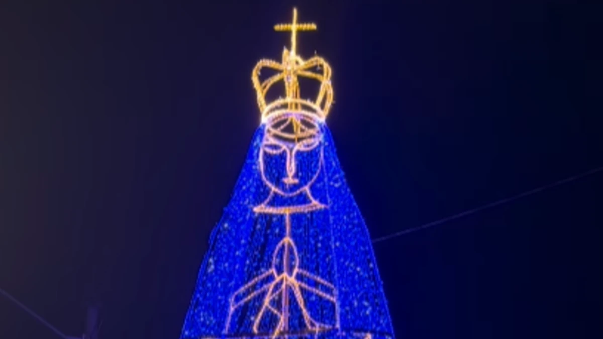 Ponto de apoio monta imagem gigante de Nossa Senhora Aparecida para acolher romeiros