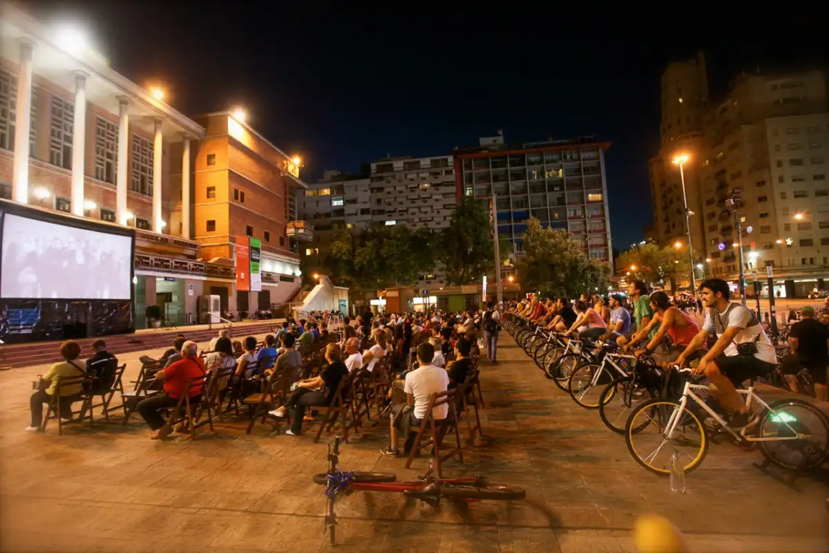 BikeCine chega ao Vale do Paraíba oferecendo cinema ao ar livre e com energia limpa