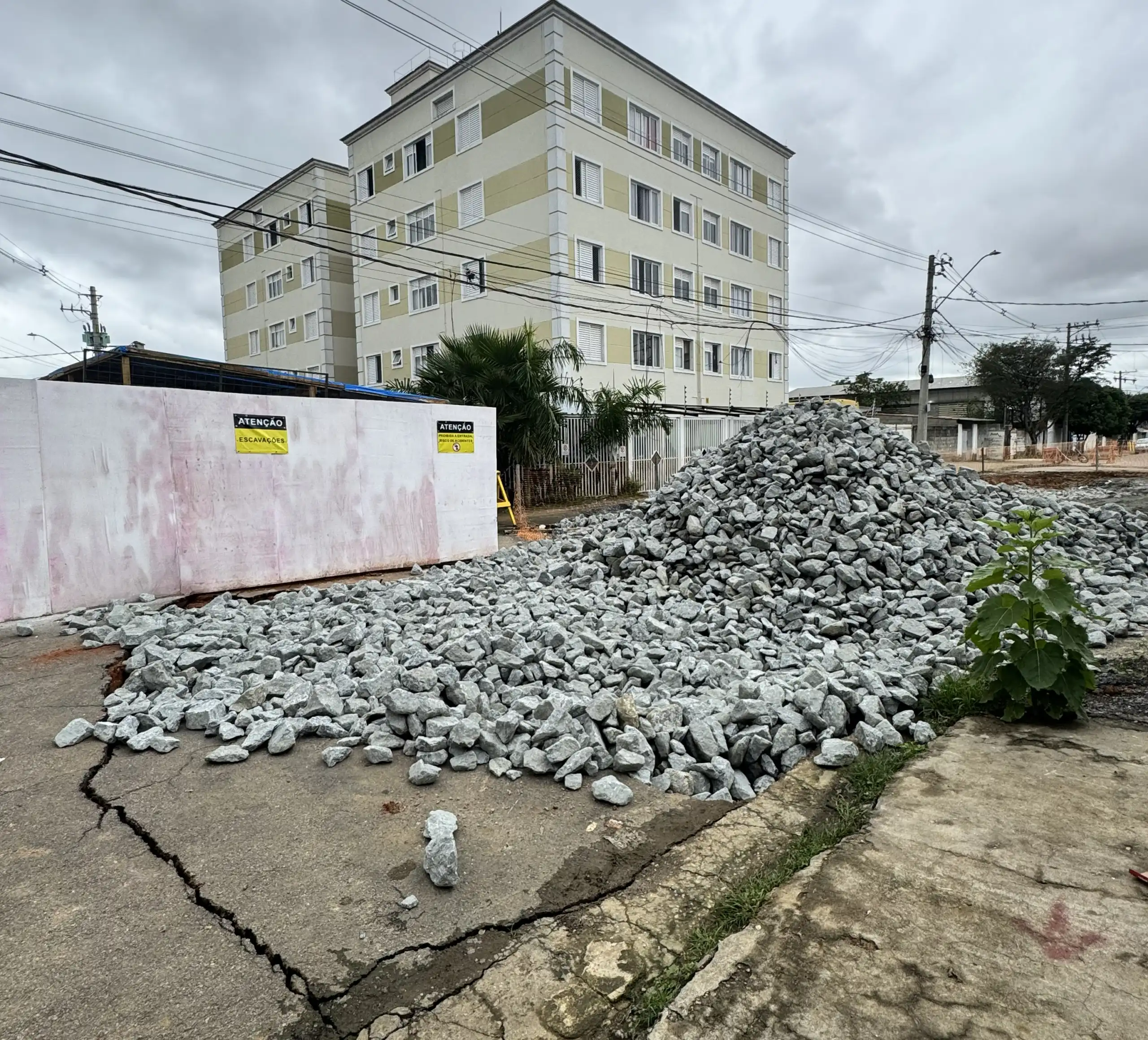 Cratera no Jardim Imperial reabre e assusta moradores