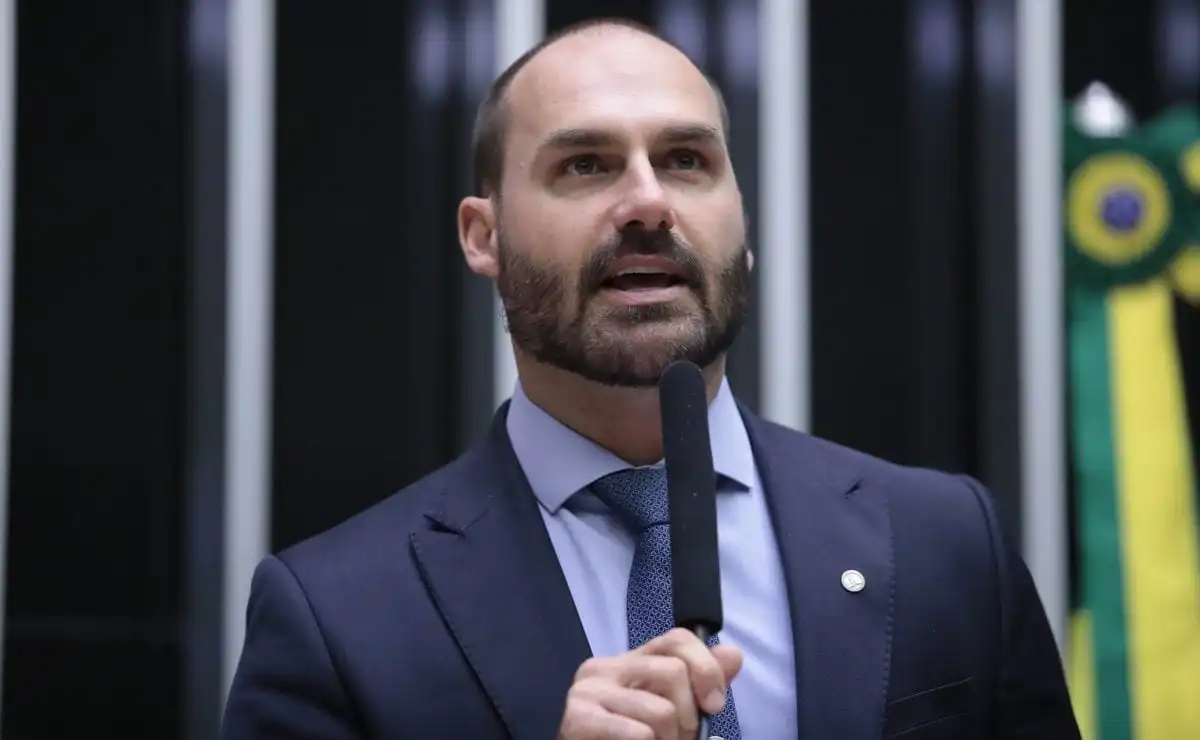 Eduardo Bolsonaro se coloca como candidato à Presidência em 2026 caso pai permaneça inelegível