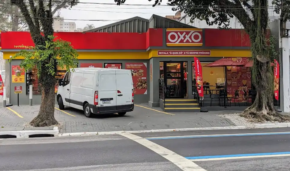 Homem é preso por furtar fardo de cerveja na Oxxo em São José dos Campos