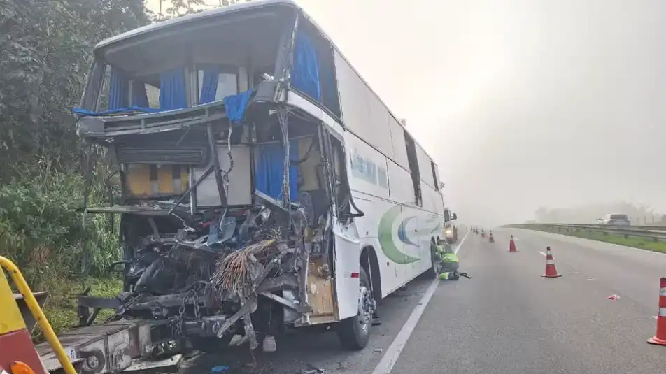 Motorista de ônibus morre e 16 ficam feridos em acidente na Dutra