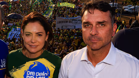 Flávio Bolsonaro pede desculpas à Michelle após acusação de "punhalada"
