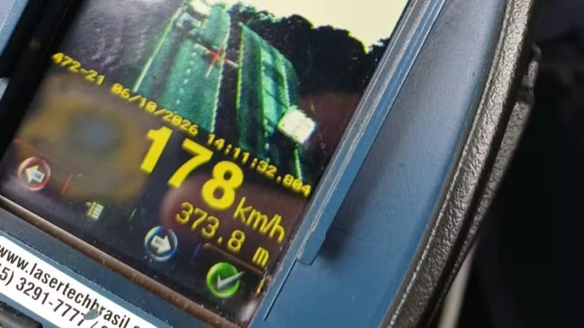 PRF flagra carro a 178 km/h na Rodovia Presidente Dutra