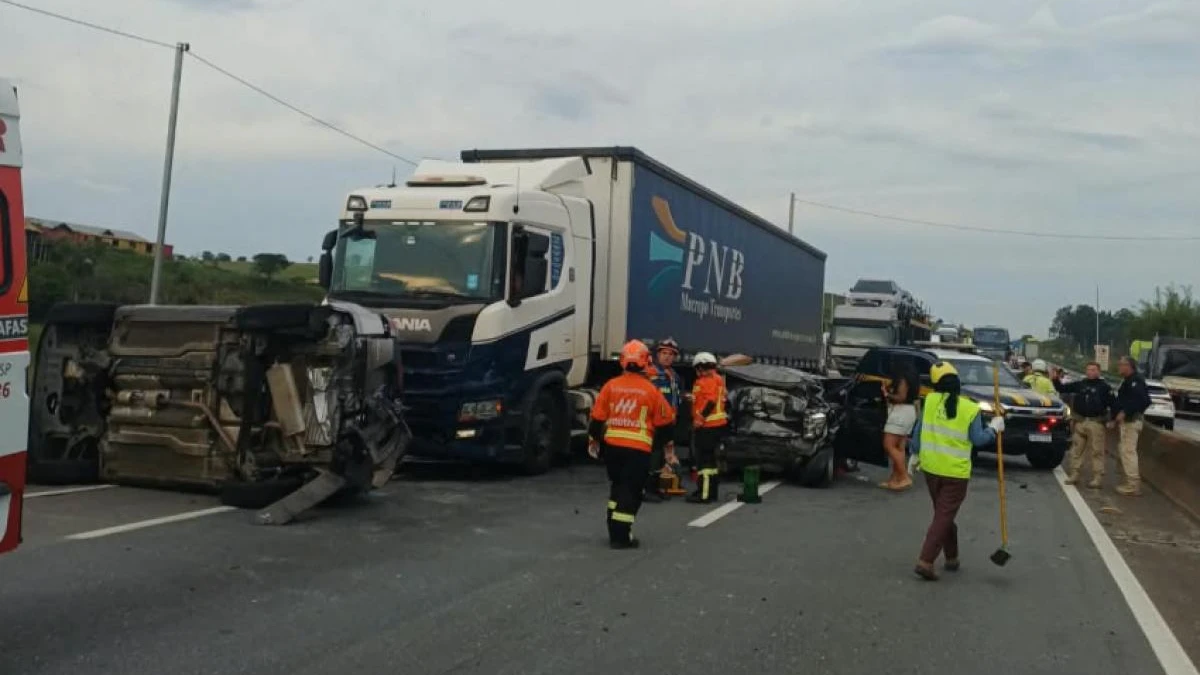 Engavetamento entre quatro carros e carreta deixa três feridos na Dutra