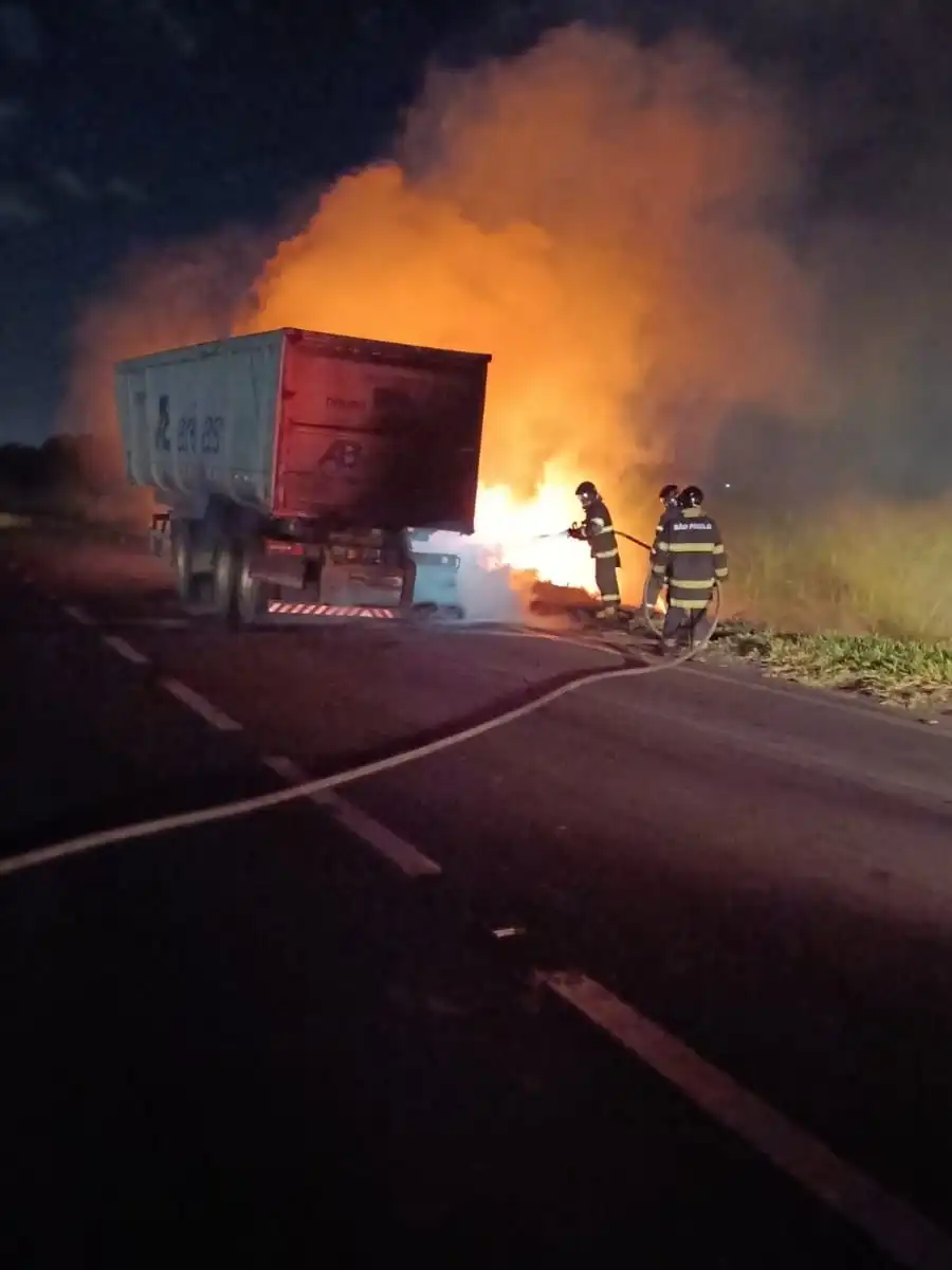 Caminhão pega fogo na Dutra em Taubaté; veja o vídeo