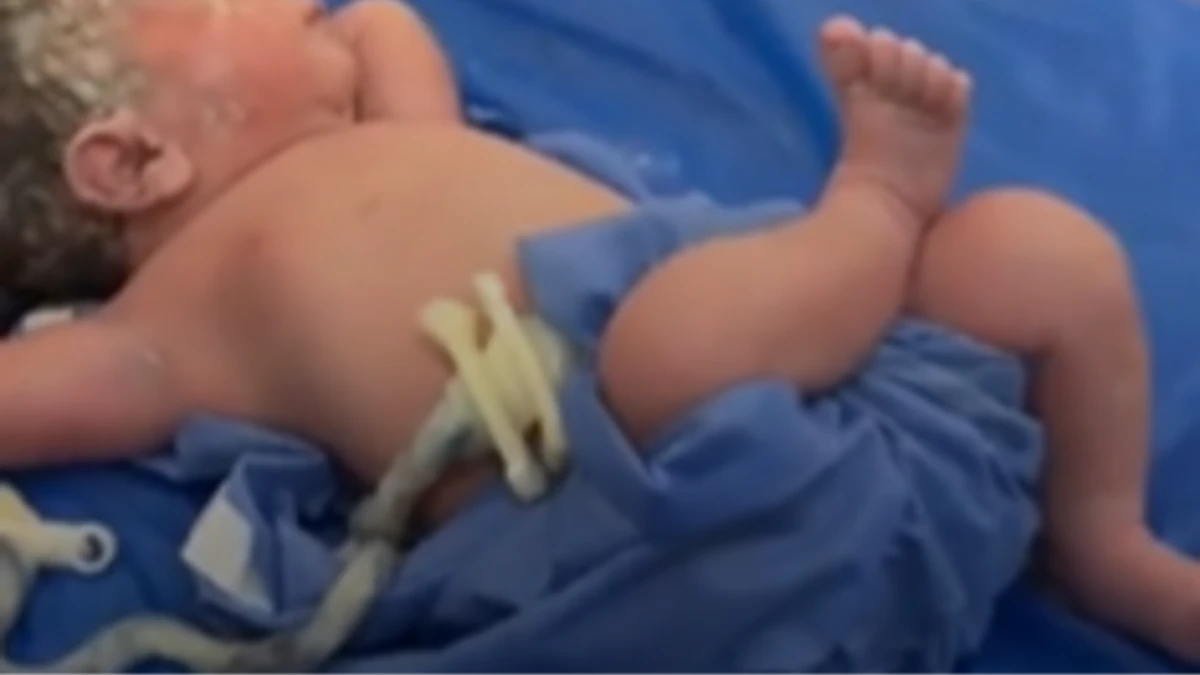 Bebê aparece em pose inusitada e diverte internautas