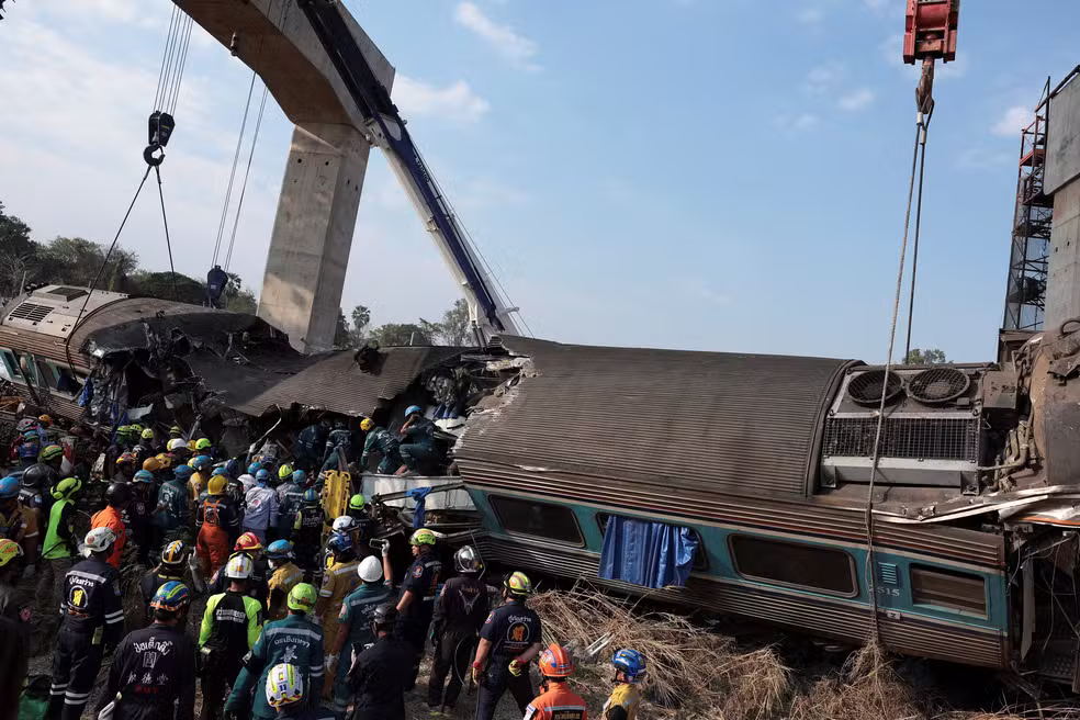 Guindaste cai sobre trem em movimento na Tailândia e mata 32 pessoas