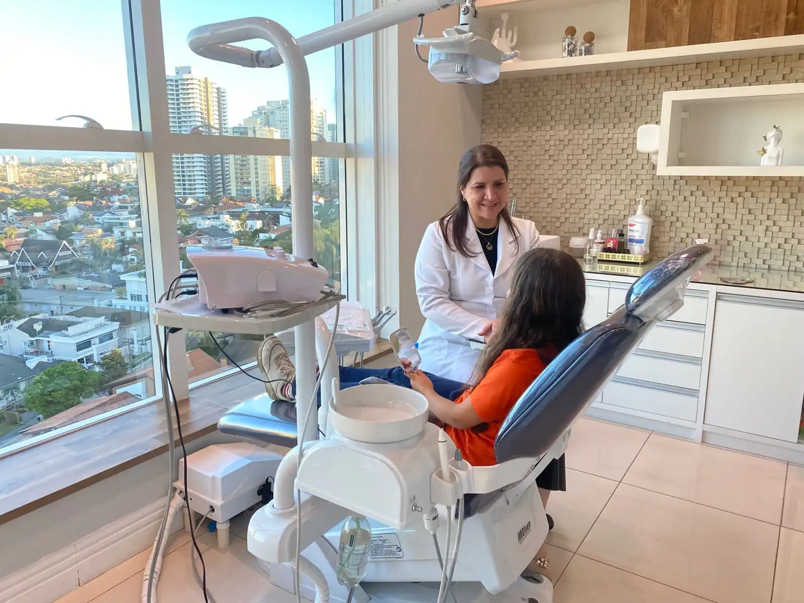 Dentista brasileira cria técnica que salva dentes antes considerados perdidos