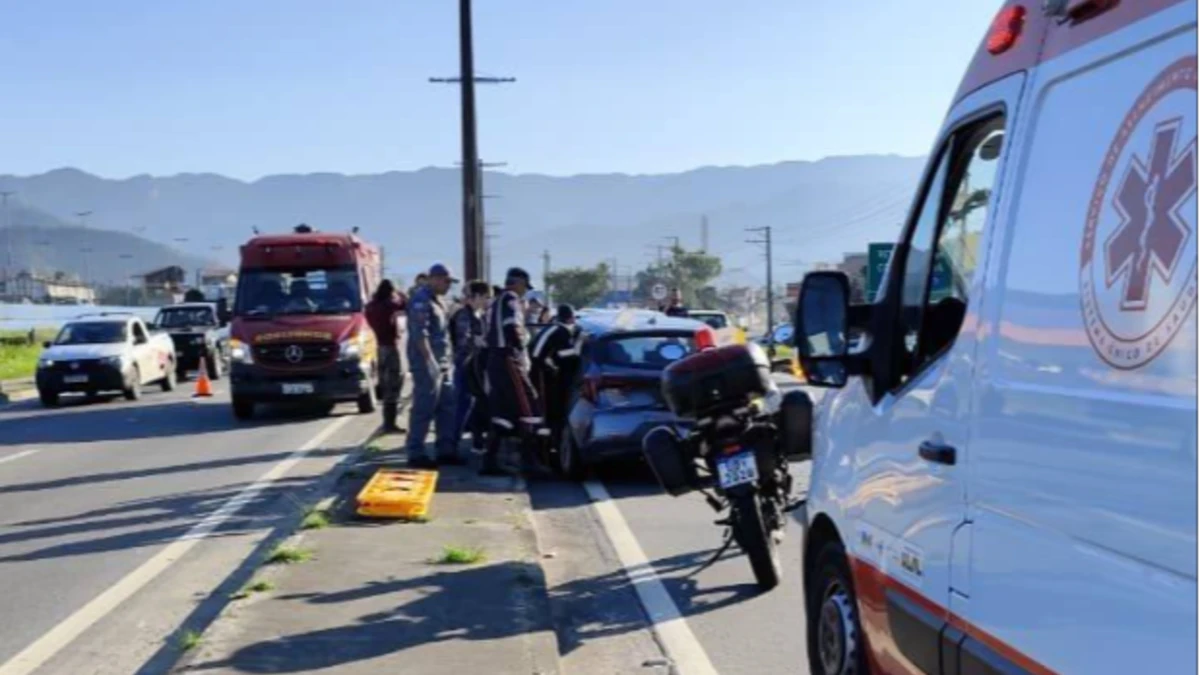 Batida entre dois carros na Rio-Santos deixa três feridos em Caraguatatuba