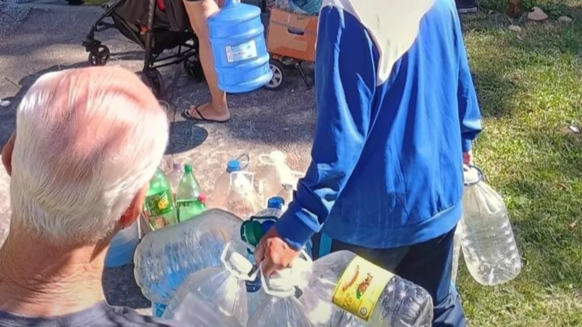 Moradores fazem fila em nascente pra não ficarem sem água