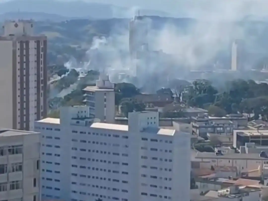 Incêndio atinge vegetação na orla do Banhado no Centro de São José dos Campos