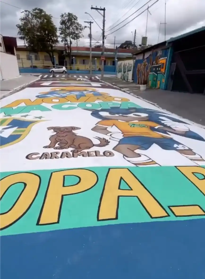 Rua é decorada há mais de 30 anos para a Copa do Mundo em São José dos Campos