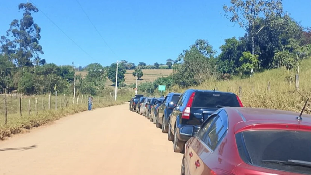 Moradores congestionam Estrada do Varadouro para pegar água em bica