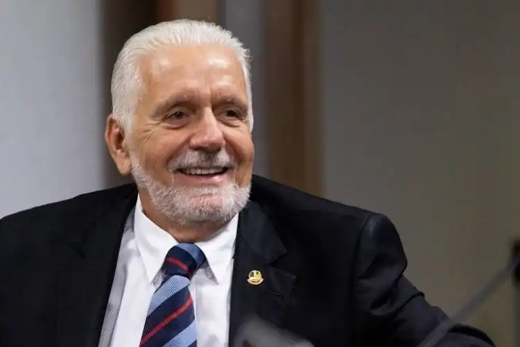 PF apreende US$ 49 mil na casa de líder do governo Lula no Senado durante investigação sobre banco Master