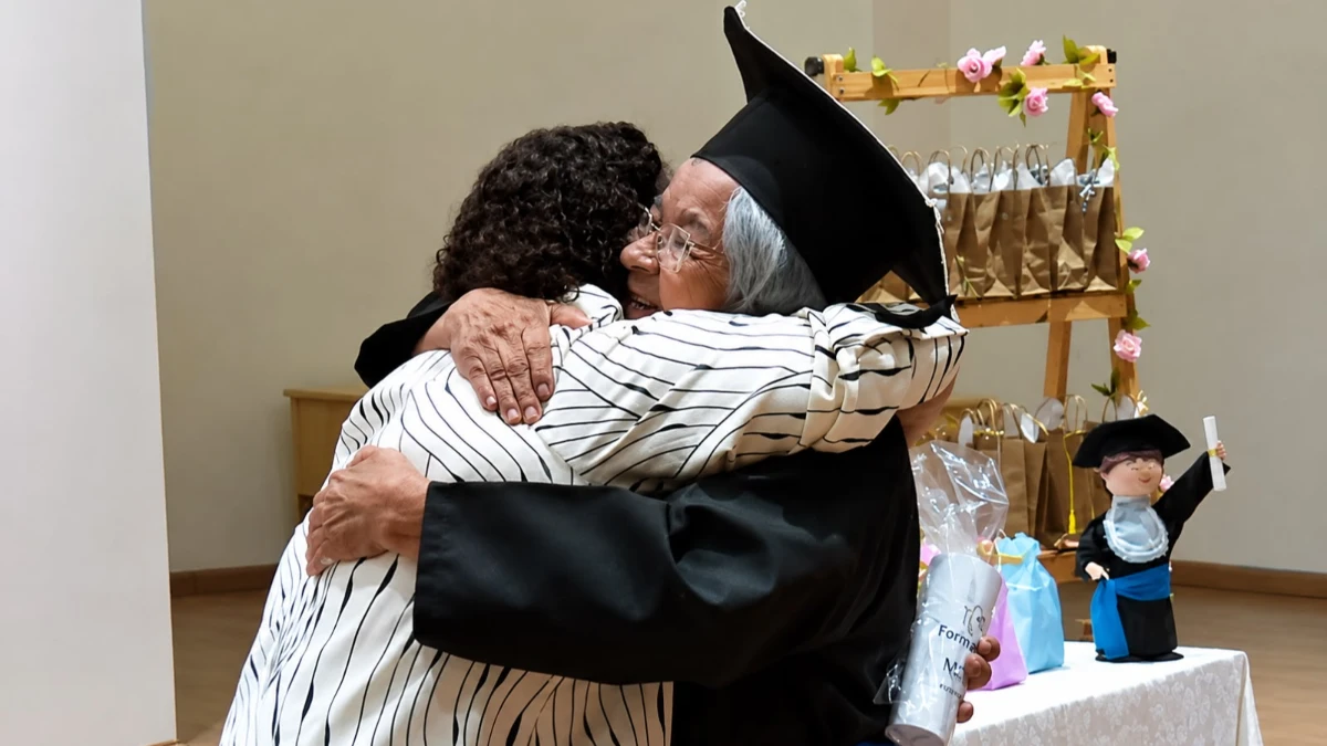 Aos 83 anos, idosa conclui ensino fundamental e anuncia sonho de fazer faculdade