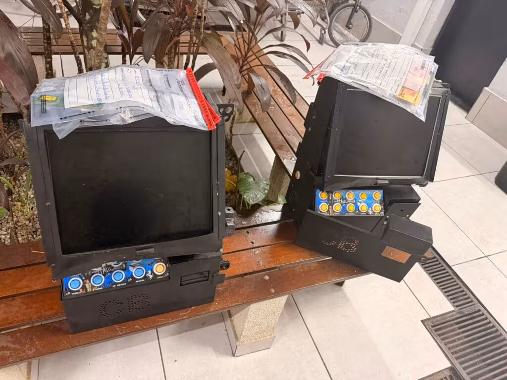 Polícia Civil apreende máquinas caça-níquel em comércios de Ubatuba