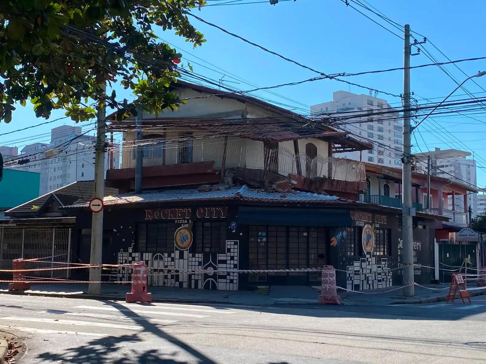 Varanda de imóvel interditado desaba no Parque Industrial na zona sul de São José dos Campos